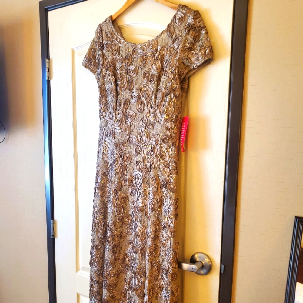 NWT Alex Evenings Champagne Rosette Size 12 Wedding Formal never worn